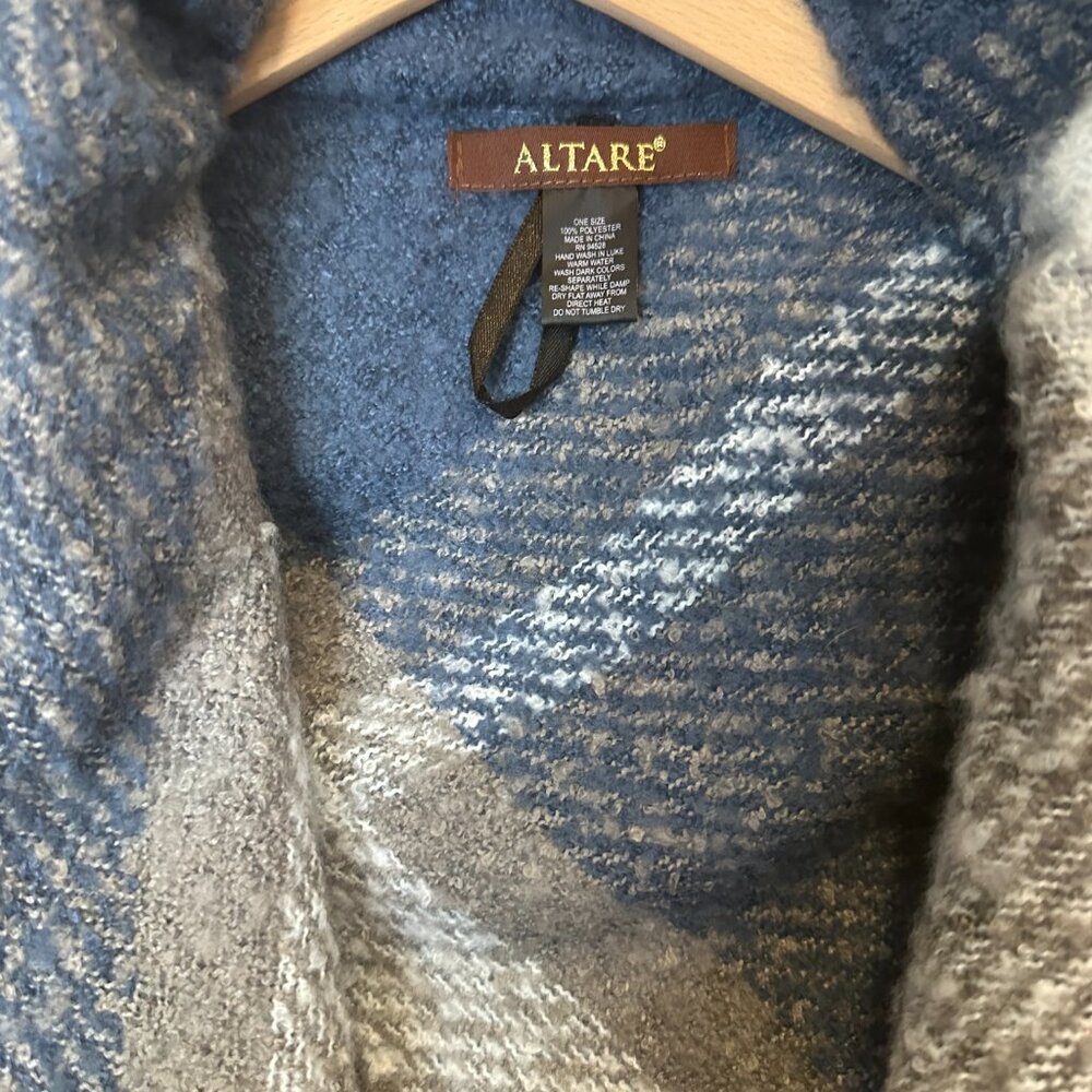 ALTARE Blue Gray Plaid Toggle Poncho Wrap One Size - Picture 2 of 3